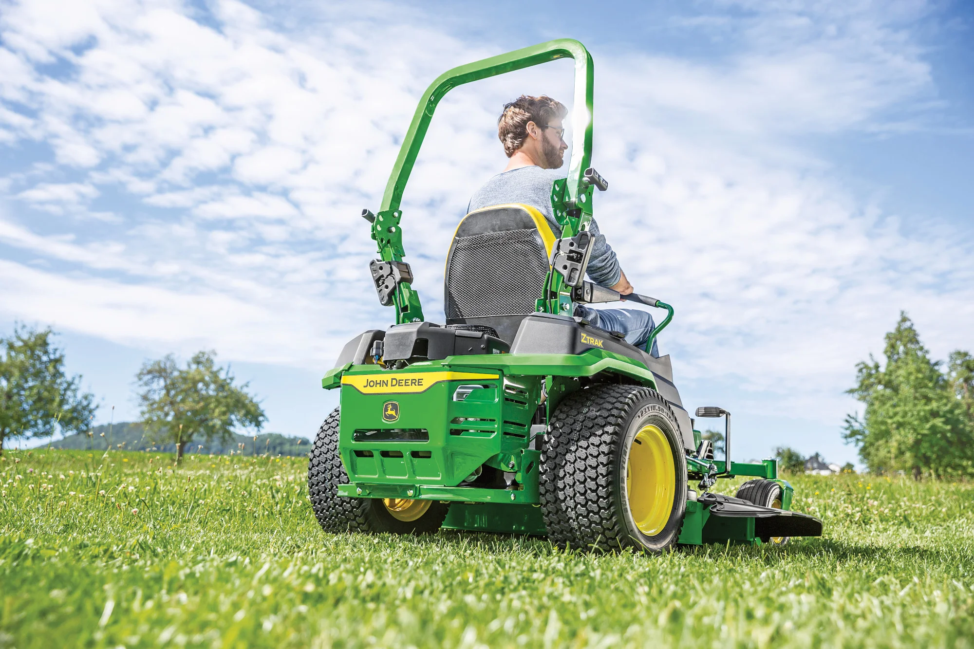 John Deere Ztrak 500 Series Zero Turn Rider Z545R Back View Man On Mower Closeup product image