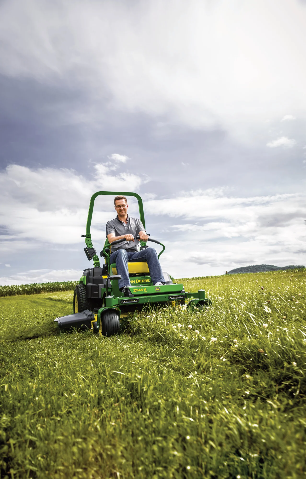 John Deere Ztrak 500 Series Zero Turn Rider Z545R Man Cutting Thick Field product image