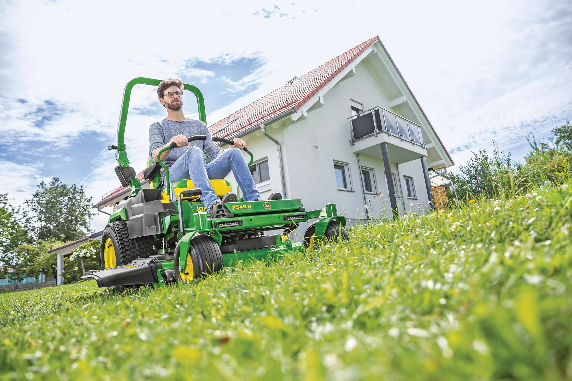 John Deere ZTrak 500 Series Zero Turn Rider Z545R-48 John Deere Ztrak 500 Series Zero Turn Rider Z545R Wide Angle Man Cutting Grass product image