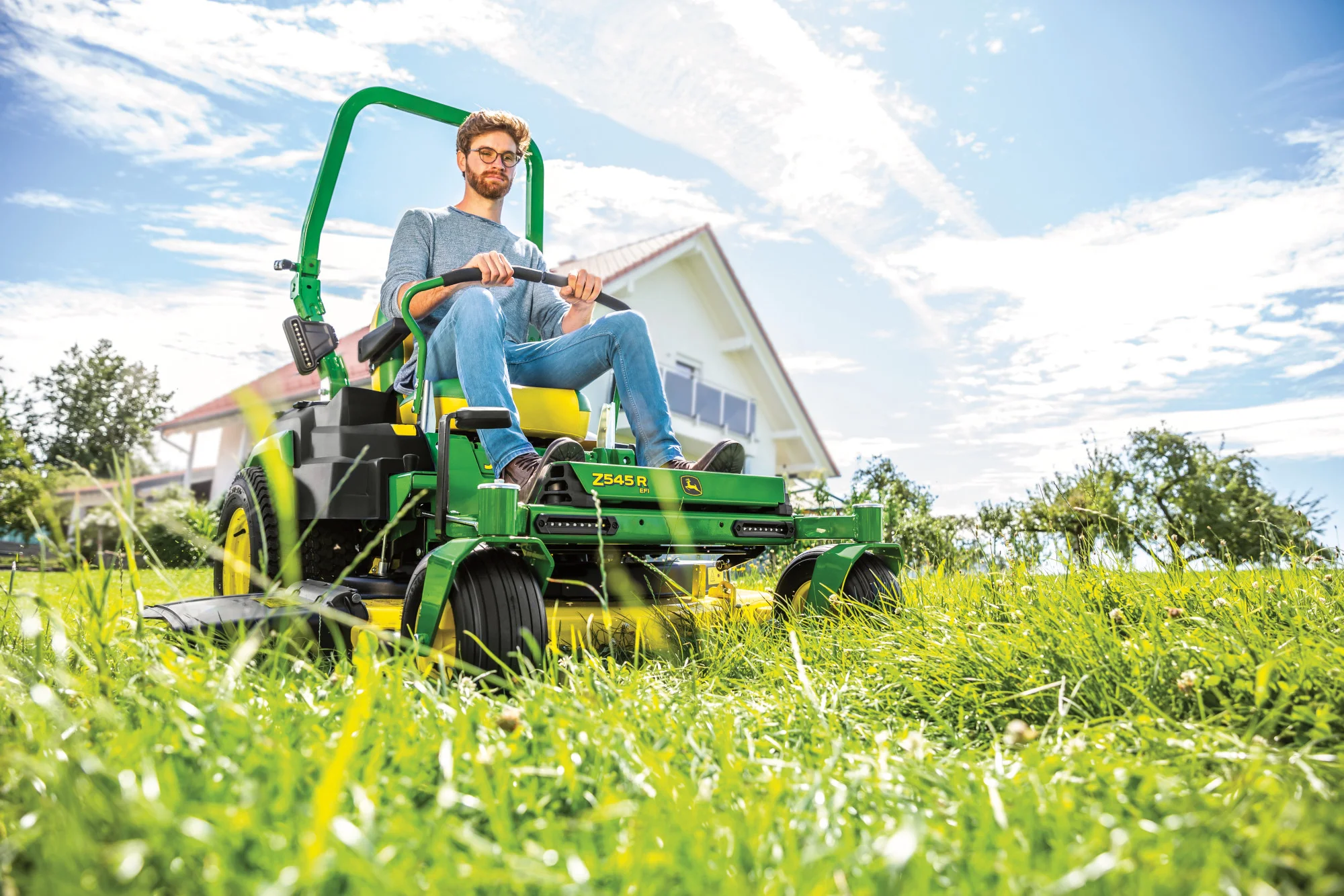 John Deere ZTrak 500 Series Zero Turn Rider Z545R-54 John Deere Ztrak 500 Series Zero Turn Rider Z545R Wide Angle Man Cutting Lawn product image