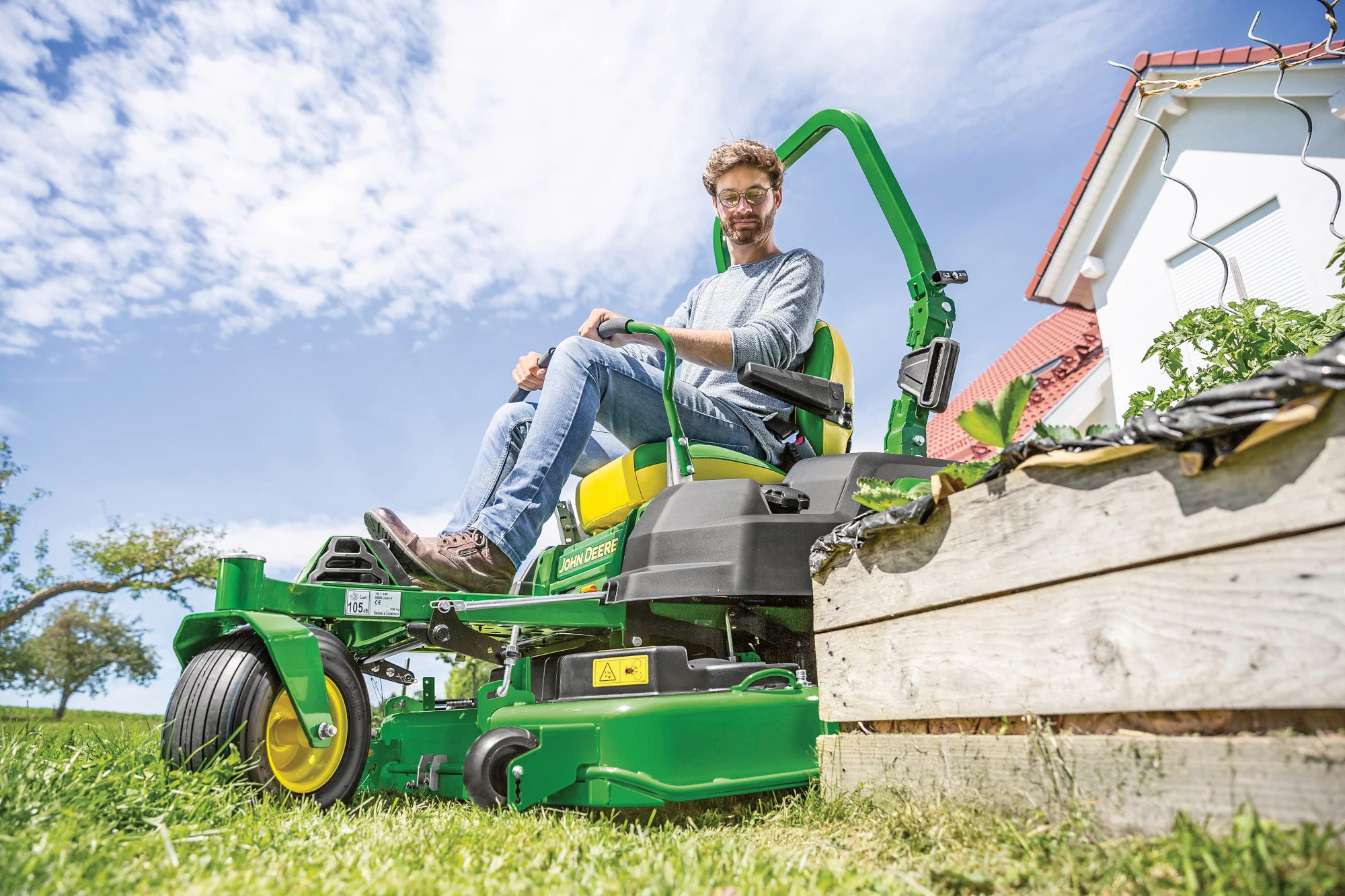 John Deere ZTrak 500 Series Zero Turn Rider Z545R-48 John Deere Ztrak 500 Series Zero Turn Rider Z545R Wide Angle Man On Mower Flowerbed product image