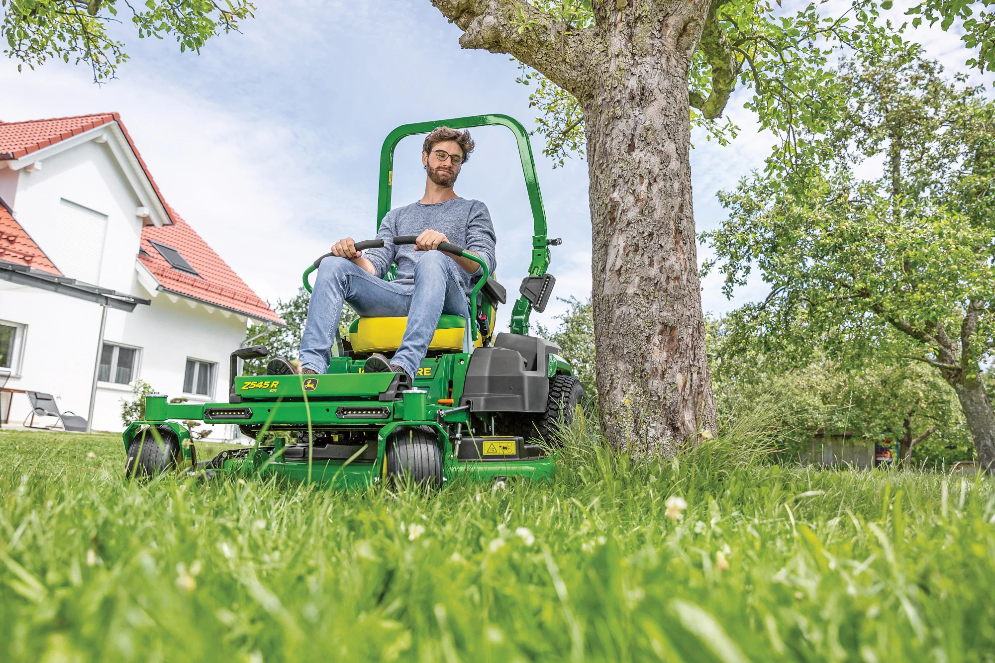 John Deere ZTrak 500 Series Zero Turn Rider Z545R-60 John Deere Ztrak 500 Series Zero Turn Rider Z545R Wide Angle Man On Mower Tree product image