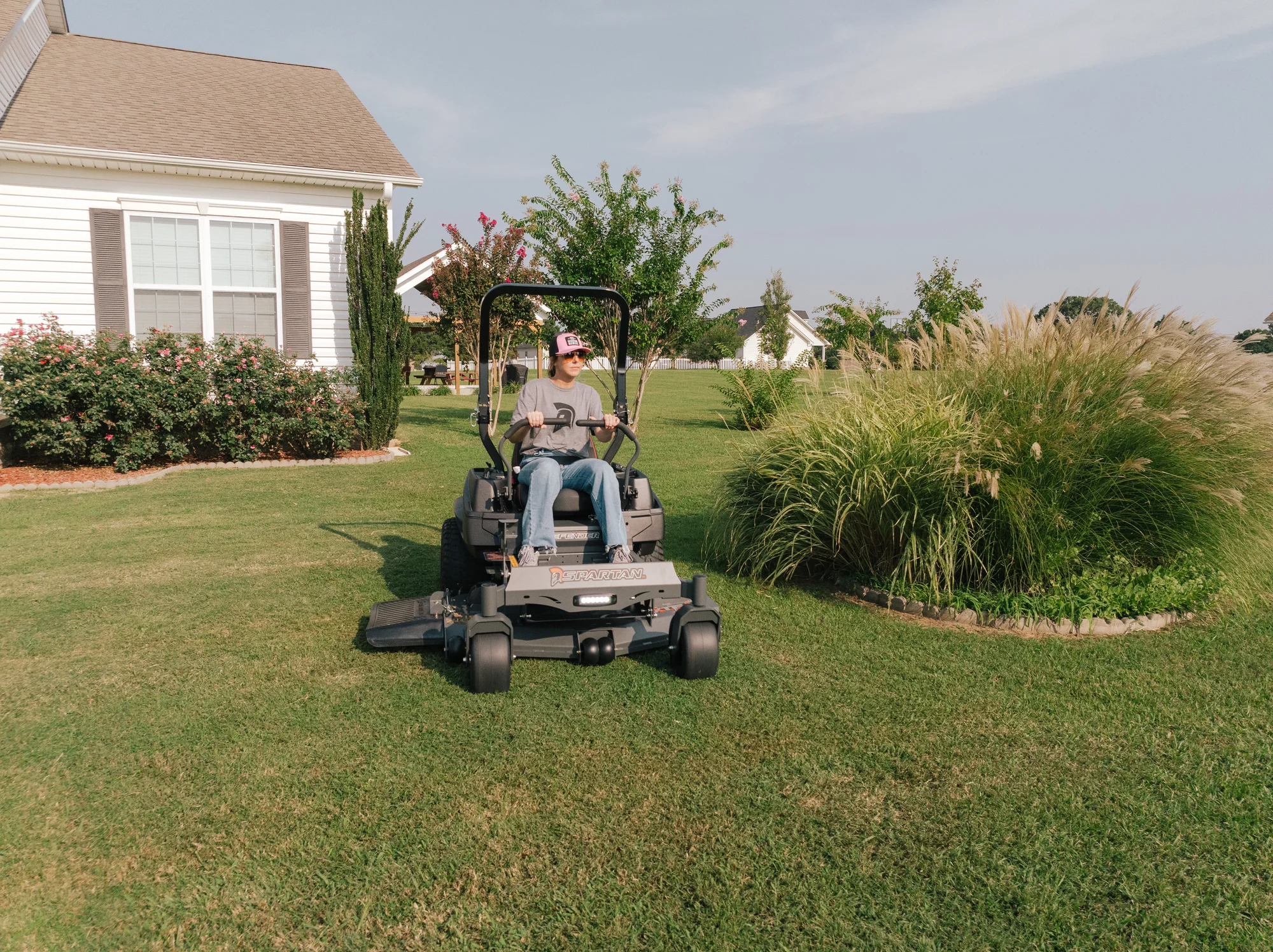 Spartan Defender Zero Turn Rider SZDE1K54691KR Spartan Defender Zero Turn Rider Szde1K54691Kr Man Cutting Lawn Flowerbed product image