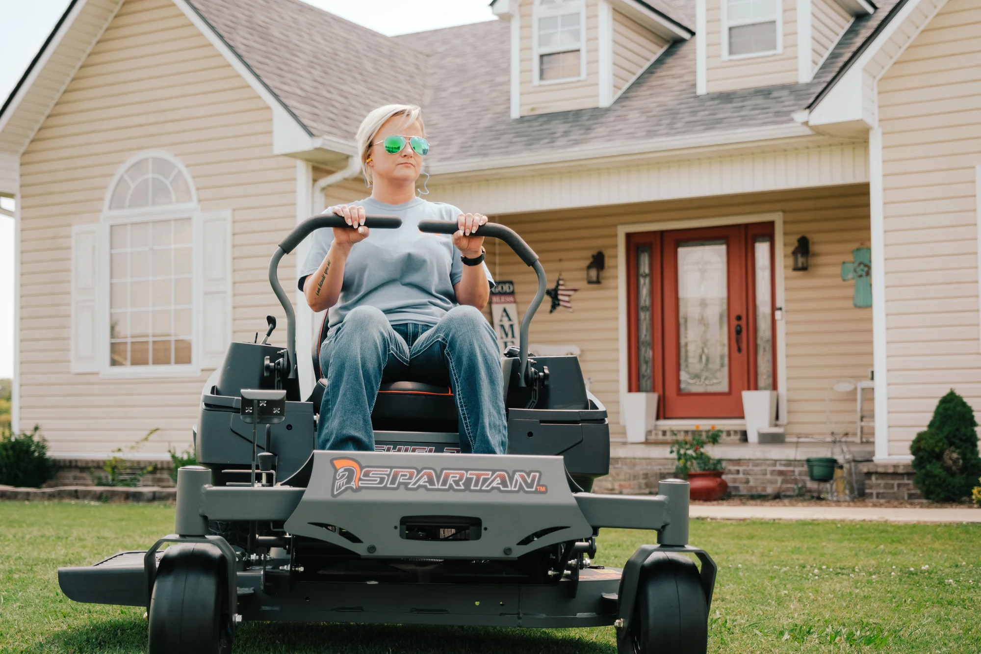 Spartan Shield Hd Zero Turn Rider Szsd1K54691Kr Woman On Mower House Closeup product image