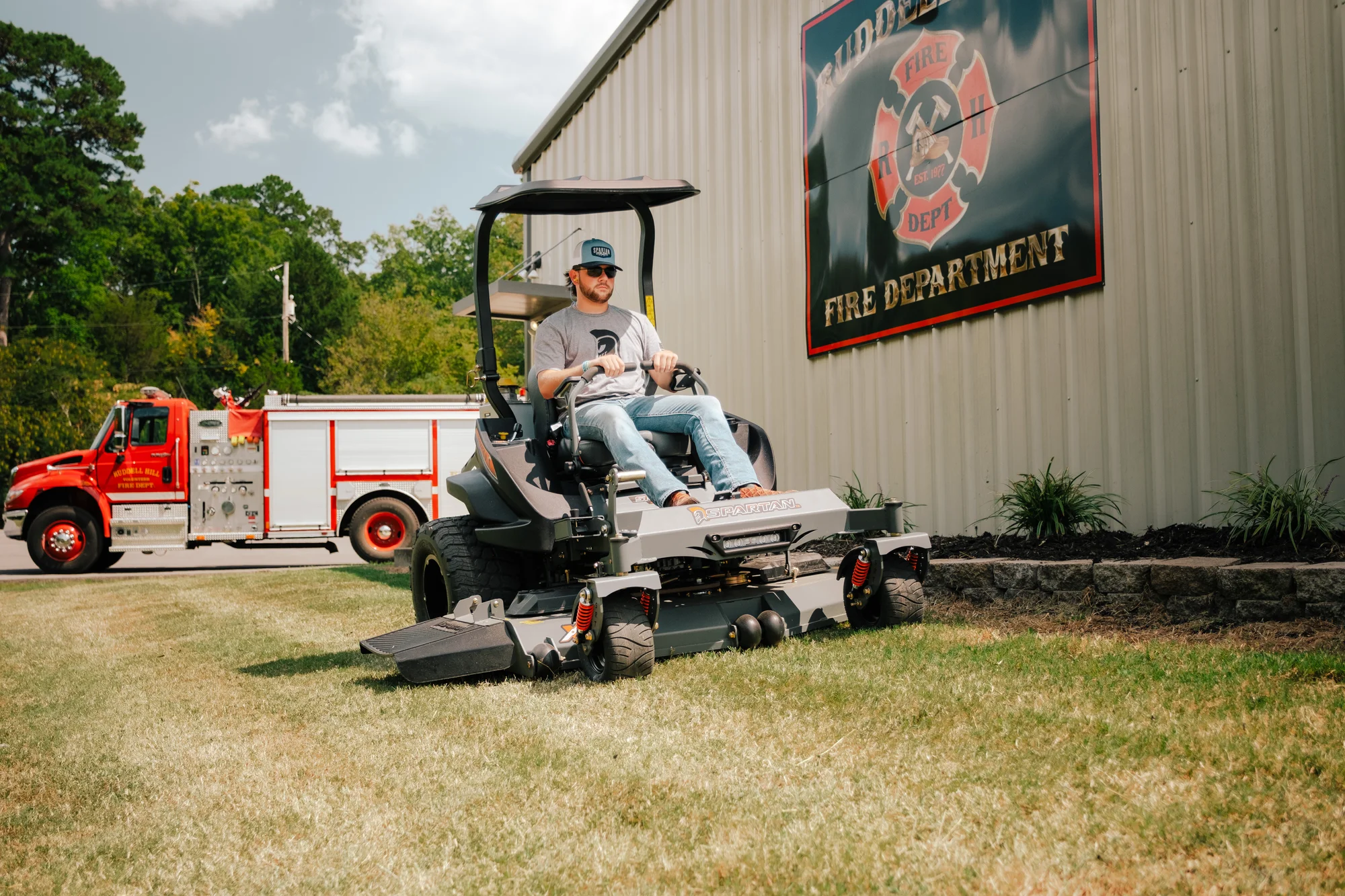 Spartan Srt Xd Zero Turn Rider Rssxd161999Ke Man Mowing Property product image