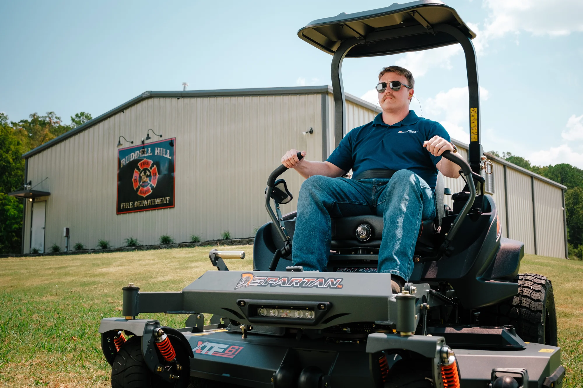 Spartan Srt Xd Zero Turn Rider Rssxd161999Ke Wide Angle Mower Man Closeup product image