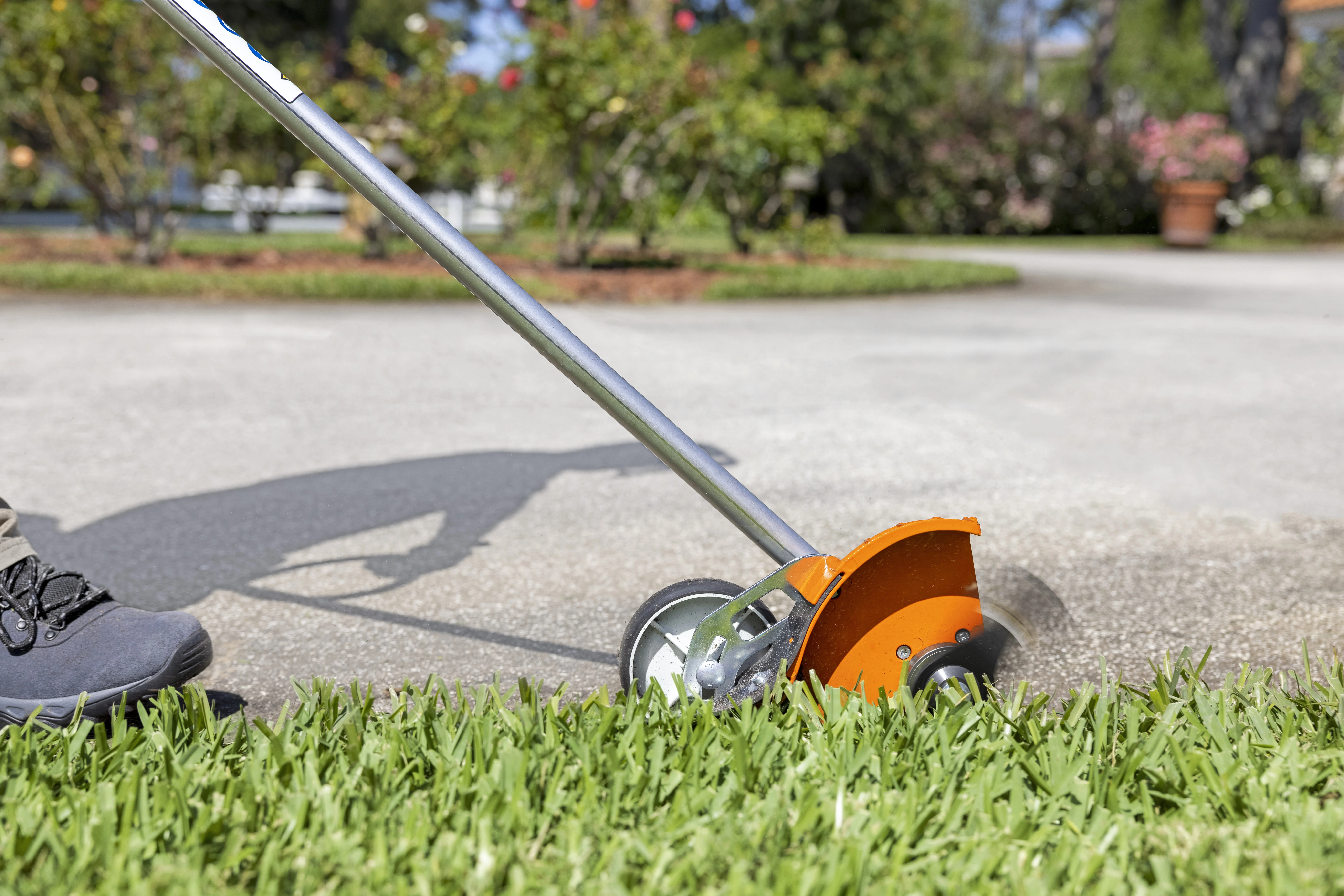 Stihl Edger FCA 140 Stihl Fca Series Edgers Fca140 Edging Blade Action product image