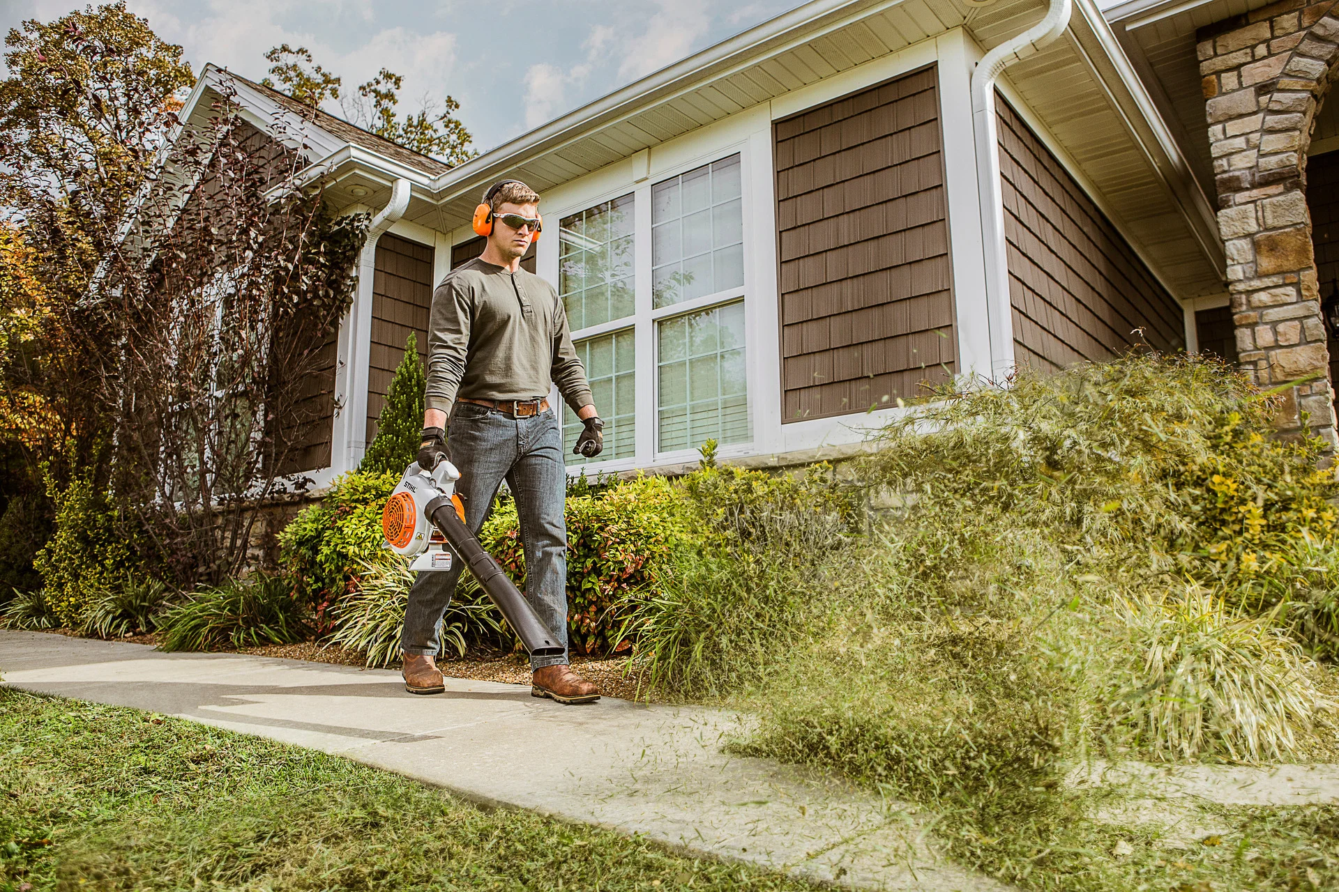Stihl Handheld Blower Bg 86 Woman Cleaning Sidewalk product image