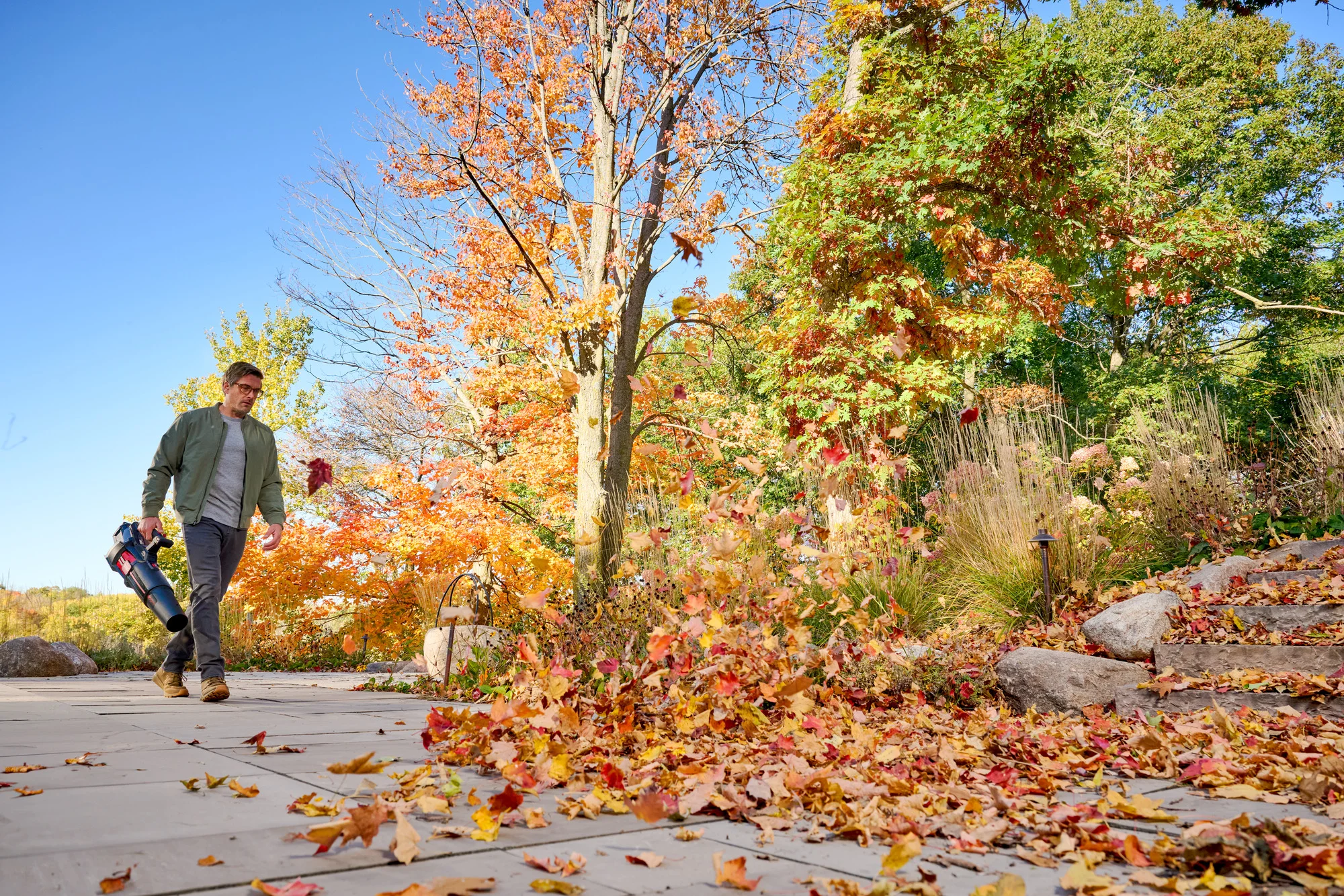 Toro 60V Max 900 Series Leaf Blower 51827 Driveway Leaf Cleanup product image
