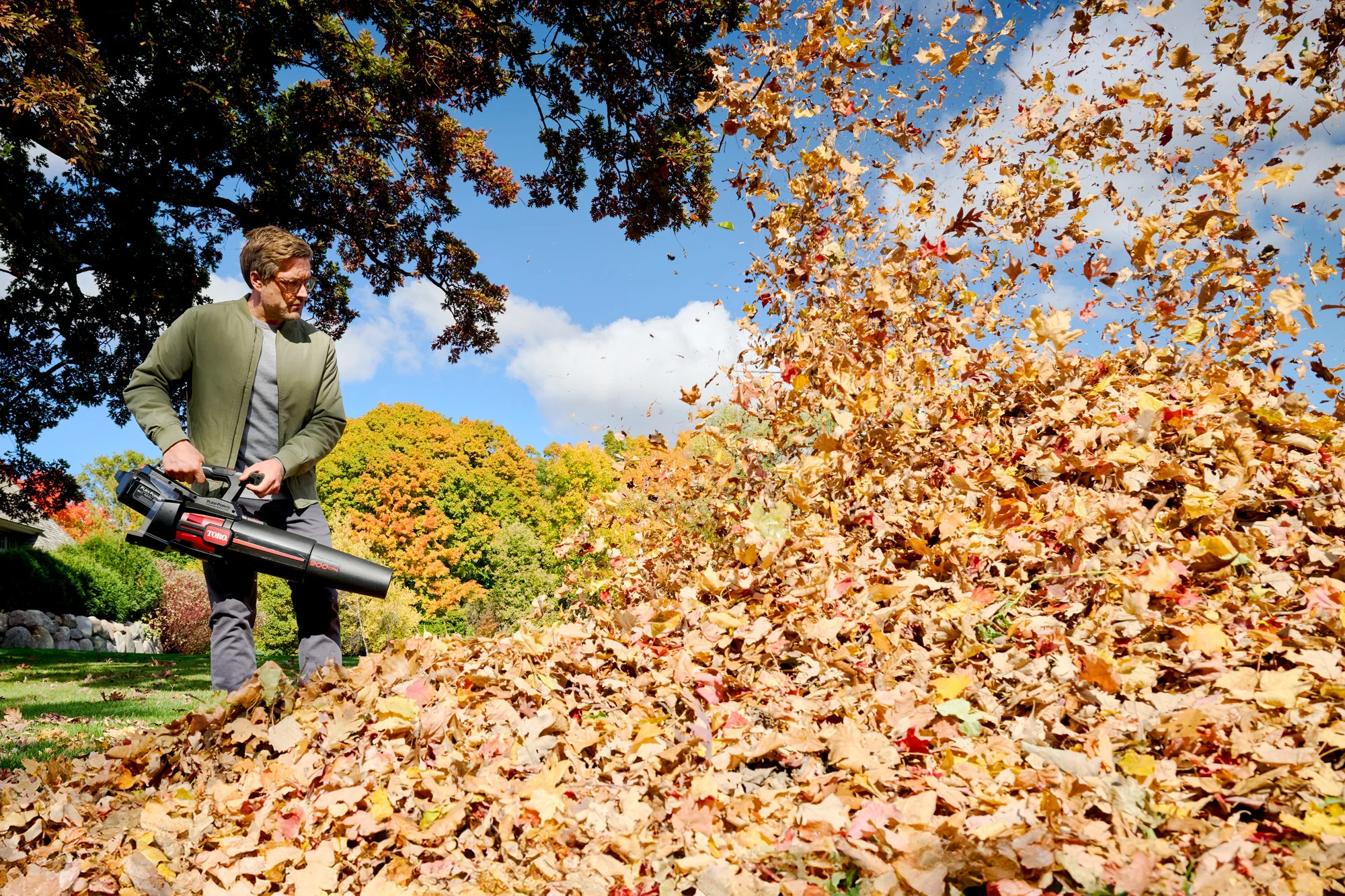 Toro 60V Max 900 Series Leaf Blower 51827 Man Fall Leaf Blowing product image