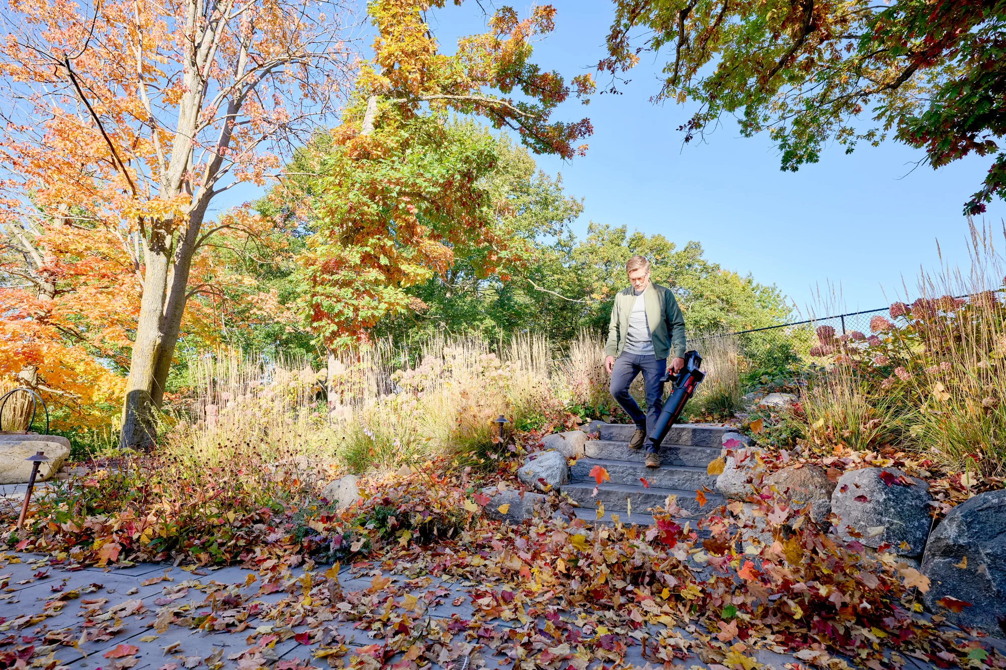 Toro 60V MAX Leaf Blower 51827 Toro 60V Max 900 Series Leaf Blower 51827 Walkway Leaf Cleanup product image