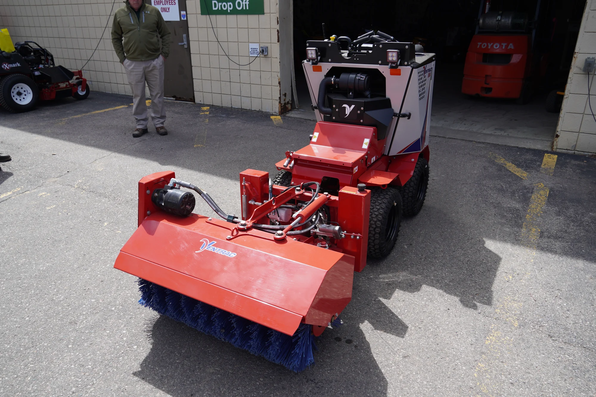 Used Ventrac NJ380 Broom TR2040C Tr2040c 8
