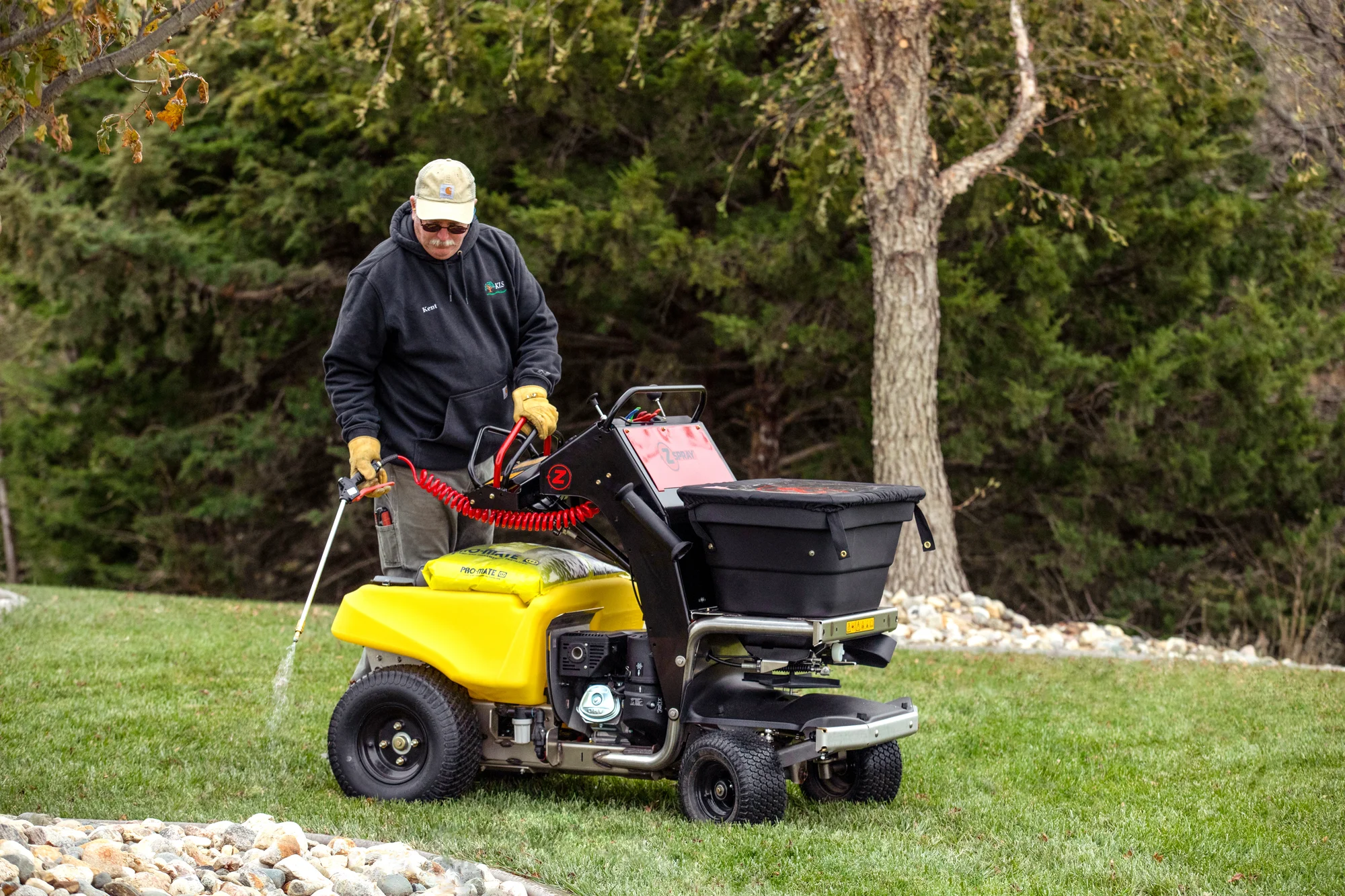 Z-Turf Z-Spray Lean-to-Steer Sprayer ZSL3620 Z Turf Z Spray Lean To Steer Sprayer Zsl3620 Man Spraying Flower Bed Side View product image