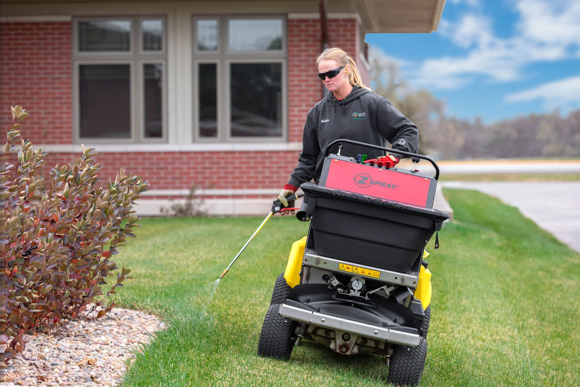 Z-Turf Z-Spray Lean-to-Steer Sprayer ZSL3620 Z Turf Z Spray Lean To Steer Sprayer Zsl3620 Woman Spraying Flower Bed product image