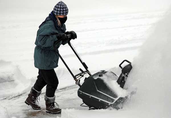 Snow Blower Safety: 6 Tips For Homeowners - Weingartz Expert Advice