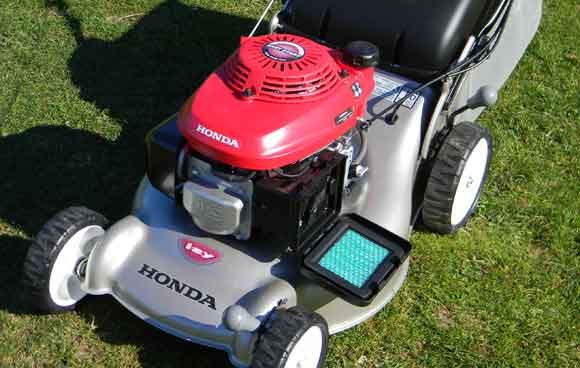 How to Change the Air Filter on a Walk Behind Lawn Mower
