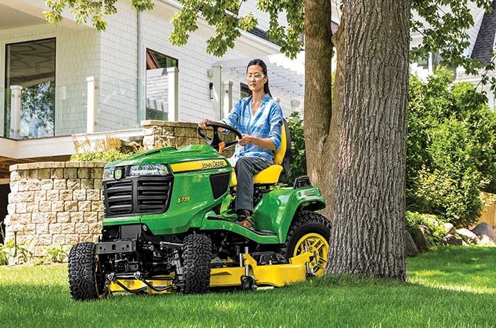 Buyer's Guide to John Deere X700 Series Lawn and Garden Tractors