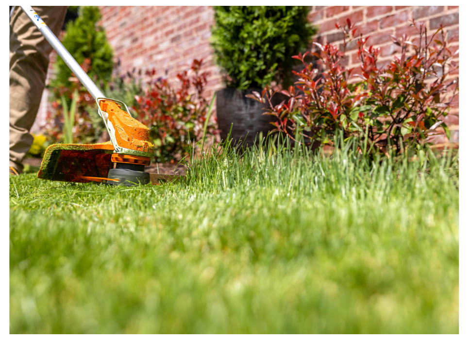 BRUSHCUTTER VS. CLEARING SAW HOW TO KNOW WHICH ONE TO USE